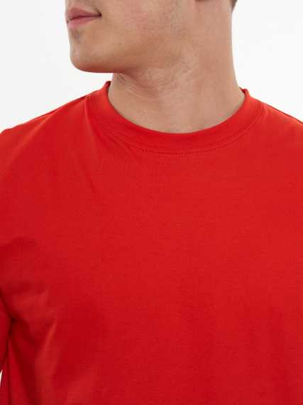 Красная футболка с коротким рукавом