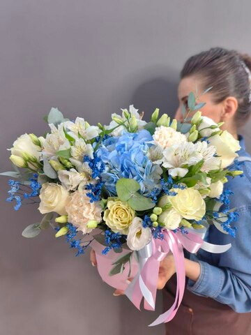 Композиция с гортензией в бело-голубой гамме