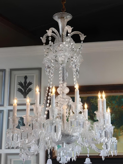 Изысканная классическая хрустальная люстра с многоярусной конструкцией.