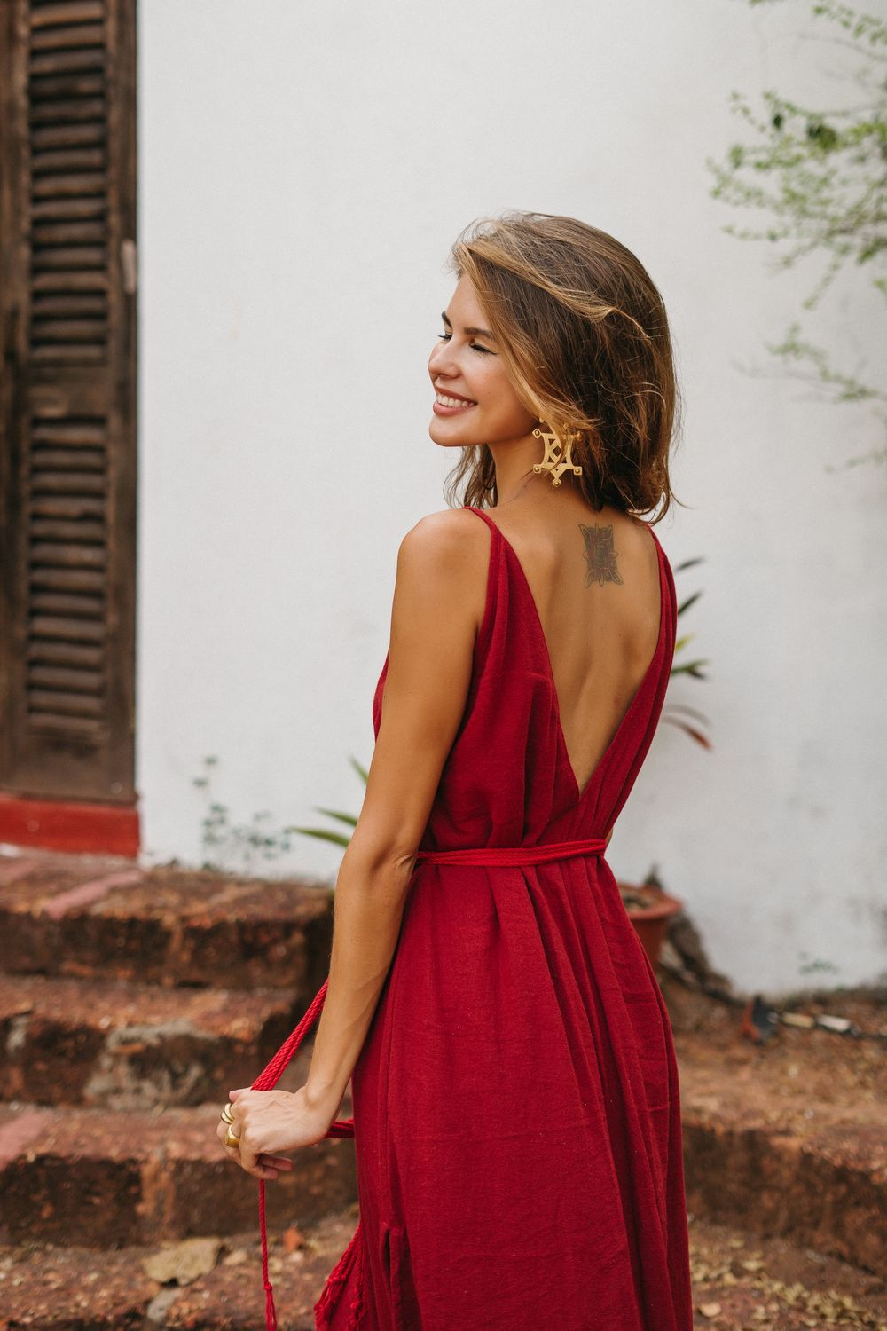 Длинное платье с V-образным вырезом (красное)