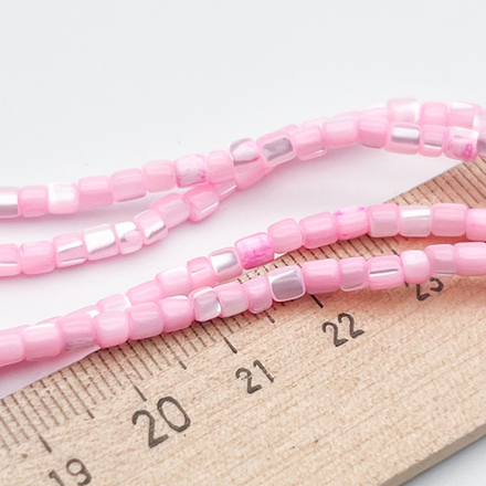 Перламутр тонированный, цвет розовый, размер около 3,5*3,3 мм, цена за отрезок 19 см (1/2 нити)