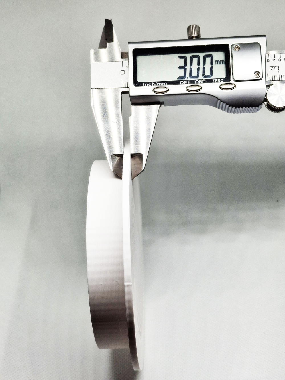 Решетка вентиляции с фланцем D90 мм (пластиковая, белая с сеткой)