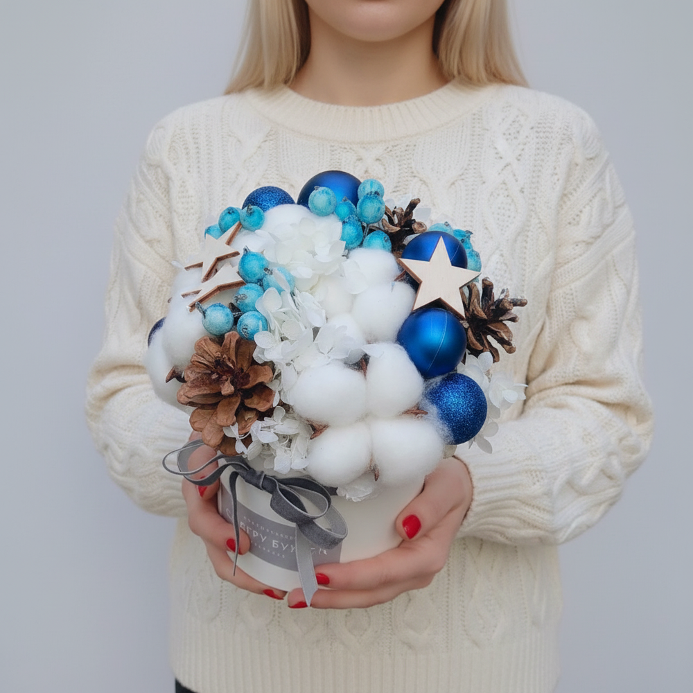 Новогодняя композиция из хлопка, шишек, сухоцветов и ёлочных украшений
