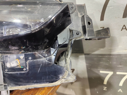 Фара правая LED Mazda CX-30 19-нв Б/У Оригинал DFR751030