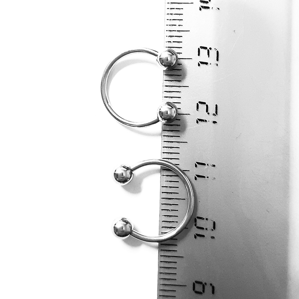 Подковы, полукольца для пирсинга: диаметр 14 мм, толщина 1.2 мм, диаметр шариков 4 мм. Сталь 316L. 1 шт