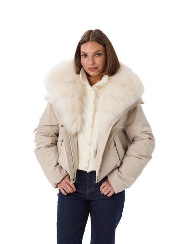 Короткая молочная парка с песцовым воротником