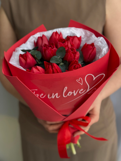 Пионовидные красные тюльпаны и эвкалипт в элегантном оформлении от Флора Маркет