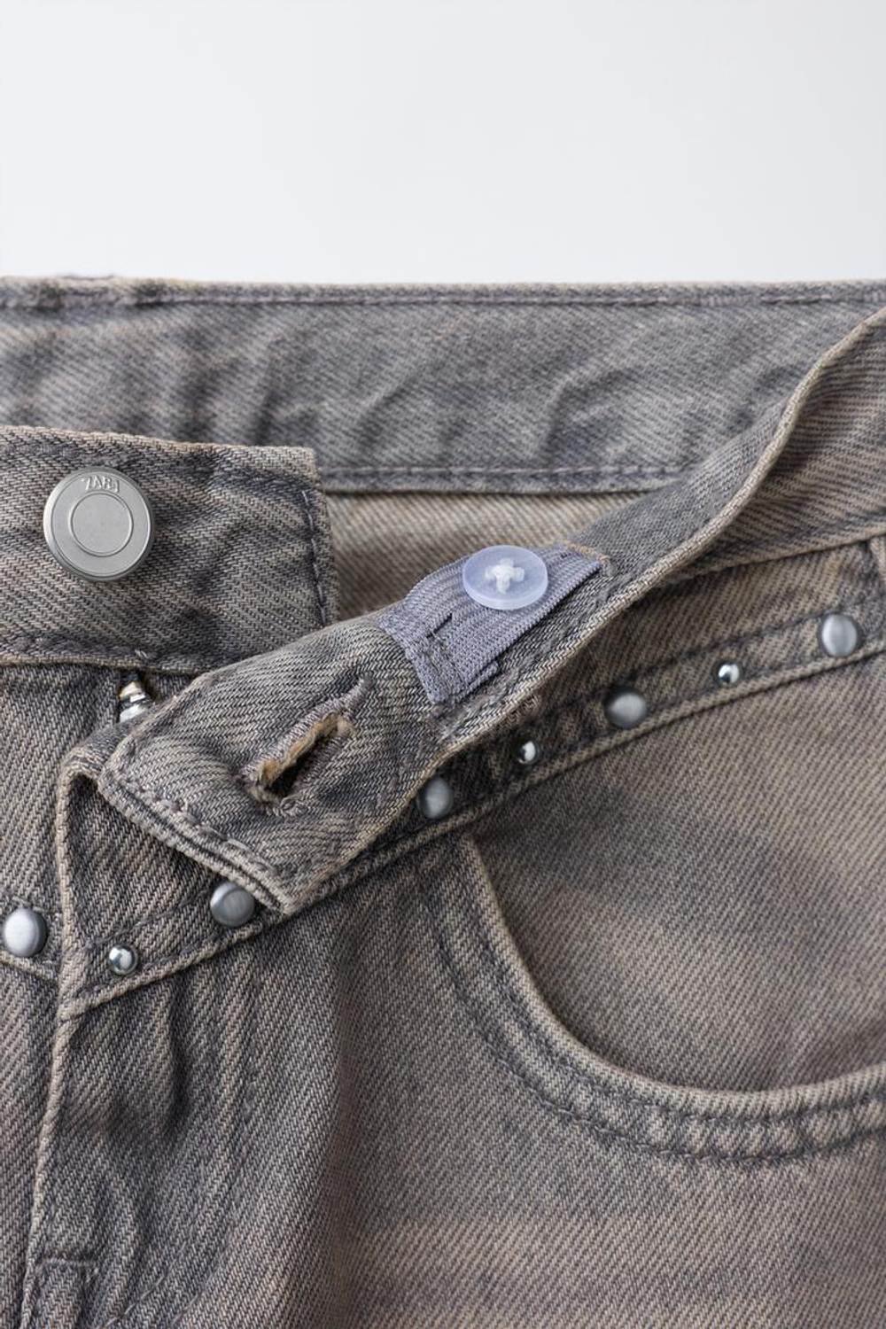 ZARA ДЖИНСЫ BARREL С ЗАКЛЕПКАМИ, СЕРО-КОРИЧНЕВЫЙ