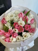 Букет микс из розовых и белых махровых тюльпанов в упаковке
