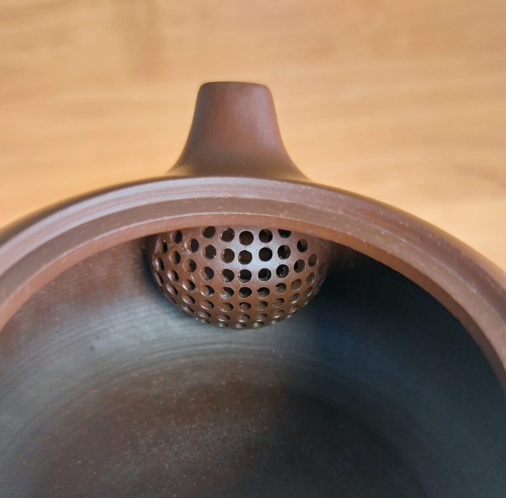 259302 Чайник ИСИН "БЯНЬ СИШИ" (Плоский Сиши" 140мл, в подар.коробке, глина корич.