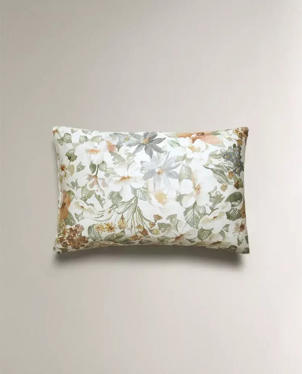 ZARA HOME НАВОЛОЧКА ИЗ САТИНА С ЦВЕТОЧНЫМ ПРИНТОМ, ЖЕЛТОВАТО-БЕЛЫЙ