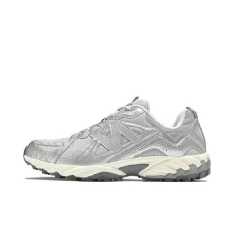 alt="New Balance 610T Castlerock ML610TAU серебристо-серые трейловые кроссовки вид сбоку на белом фоне"