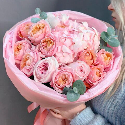 Авторский букет с розовой гортензией и пионовидными розами