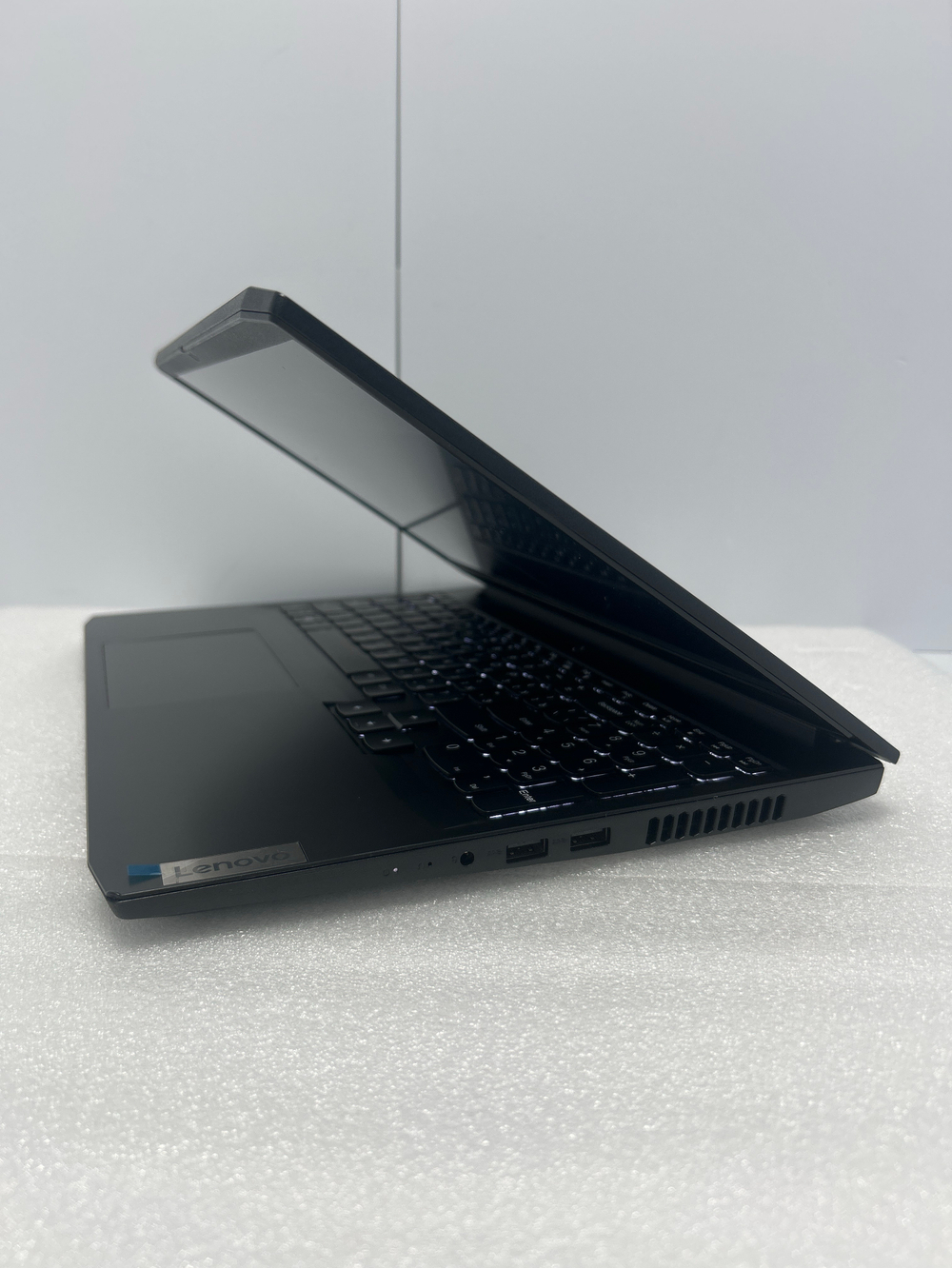 Ноутбук Lenovo IdeaPad Gaming 3 15ACH6 (82K201D1RK) 15.6"/AMD Ryzen 5 5600H/RAM 8GB/SSD 256GB/Nvidia RTX3050 4GB/1920*1080/IPS/DOS/Подсветка кл-ры: LED/Черный. Состояние: Уценка/царапины на матрице и корпусе