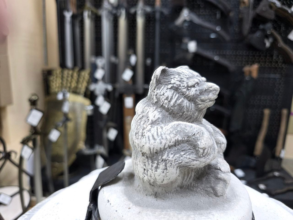 Если вы хотите купить тандыр в Казани, выбираете надёжный тандыр Армавир и сравниваете модели “под ключ”, обратите внимание на тандыр «Охота Большая» Армавир. Это керамический толстостенный тандыр со стенкой 6–7 см, который стабильно держит жар и подходит как тандыр для дачи, тандыр для дома и тандыр для беседки. У модели есть тандыр с термодатчиком (термометром), удобная откидная крышка на петлях и поддувало на петлях — можно контролировать температуру и тягу под разные блюда. За счёт удачных размеров (высота 97 см, горловина 27 см) в тандыре удобно готовить мясо, птицу, рыбу, лепёшки и овощи. В комплекте идёт тандыр с подставкой, тандыр 8 шампуров, а также аксессуары: солнышко, колосник, совок, кочерга — поэтому многие хотят тандыр Армавир купить сразу в полной комплектации. Если нужен тандыр с доставкой, поможем оформить быстро: тандыр в наличии в Казани, есть самовывоз и отправка в регионы.