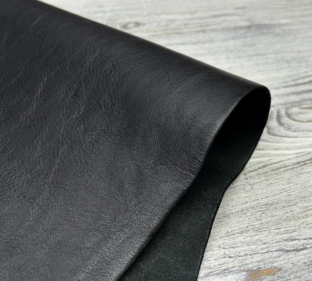 Фактура натуральной кожи Grizzly Nero в толщине 1,4-1,6 мм