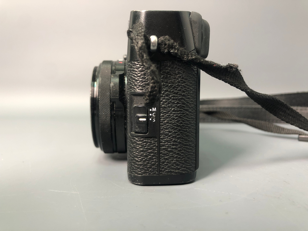 Fujifilm X100F, 64105 кадров пробега.