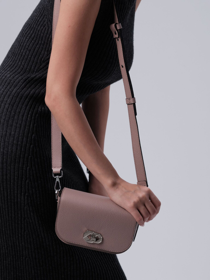 Сумка кожаная на плечо кросс-боди розово-пудровая