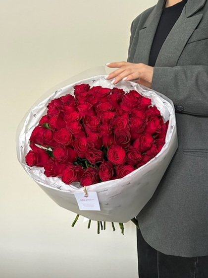 Букет 51 красная роза в оформлении