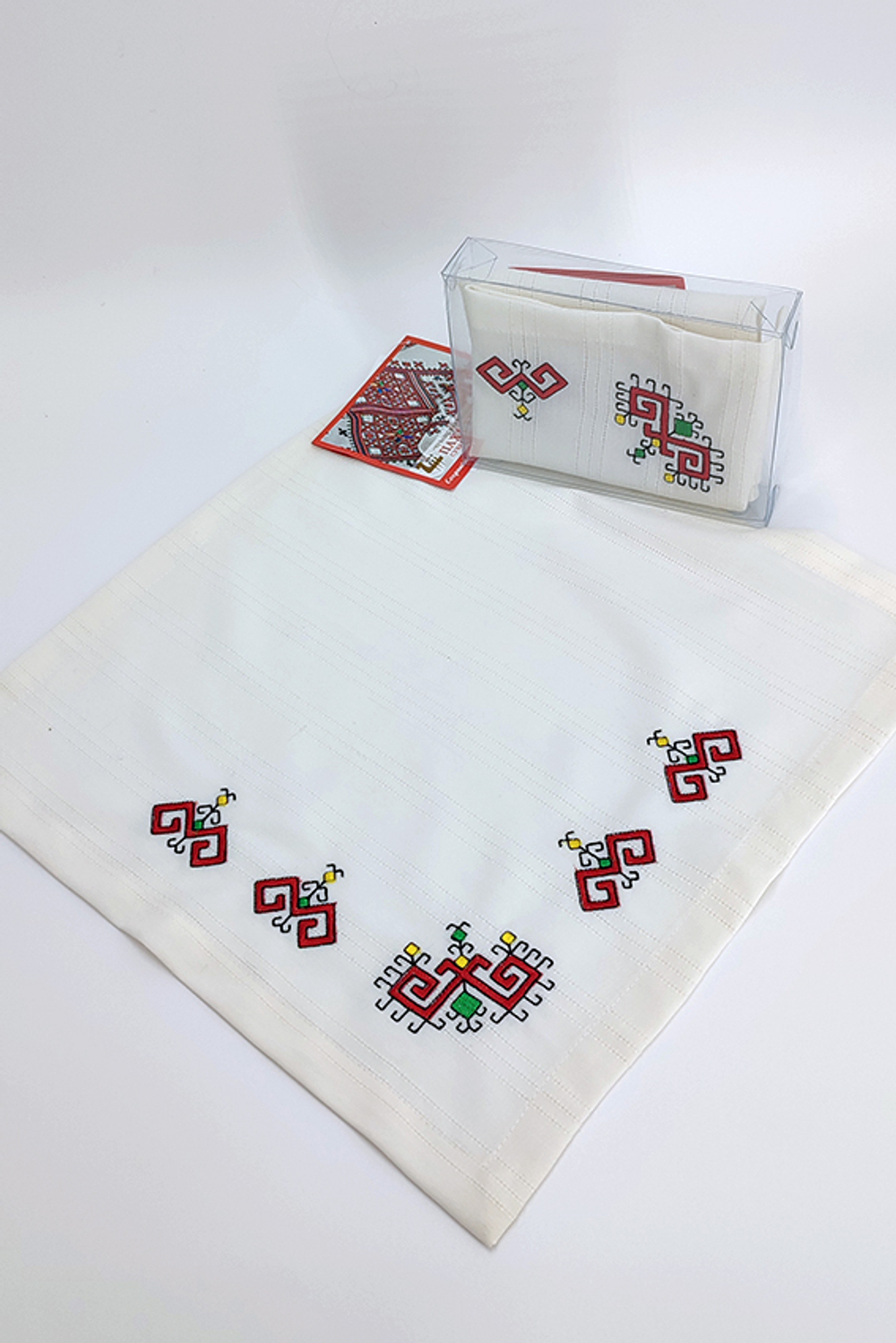 Салфетка с вышивкой