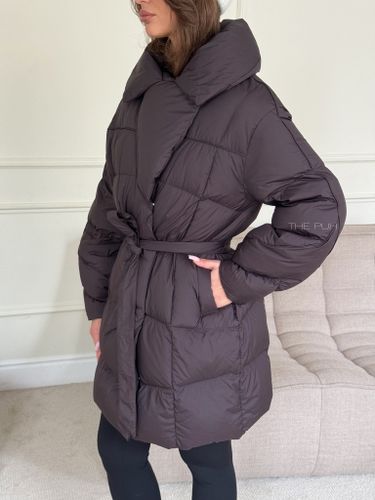 Удлиненный фиолетовый пуховик с отложным воротником