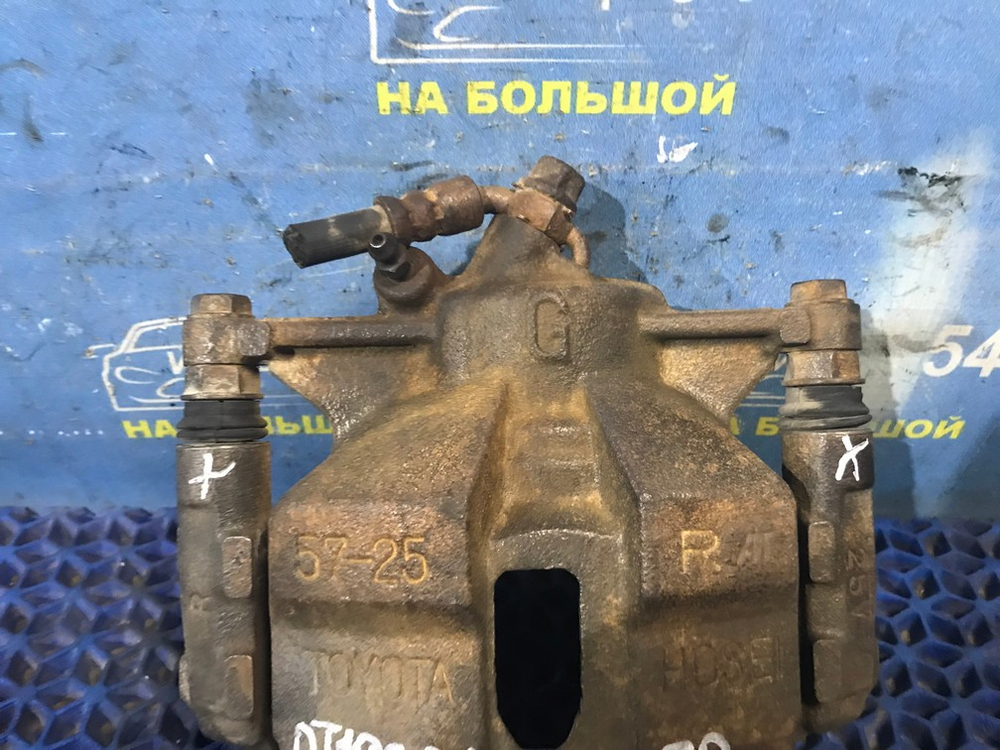 Суппорт тормозной передний правый TOYOTA CARINA 1994