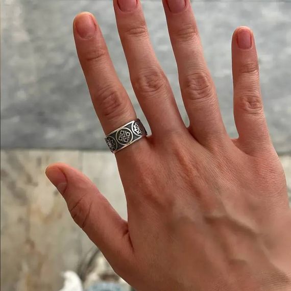 Кольцо Обереги из серебра 925 пробы, живое фото 2