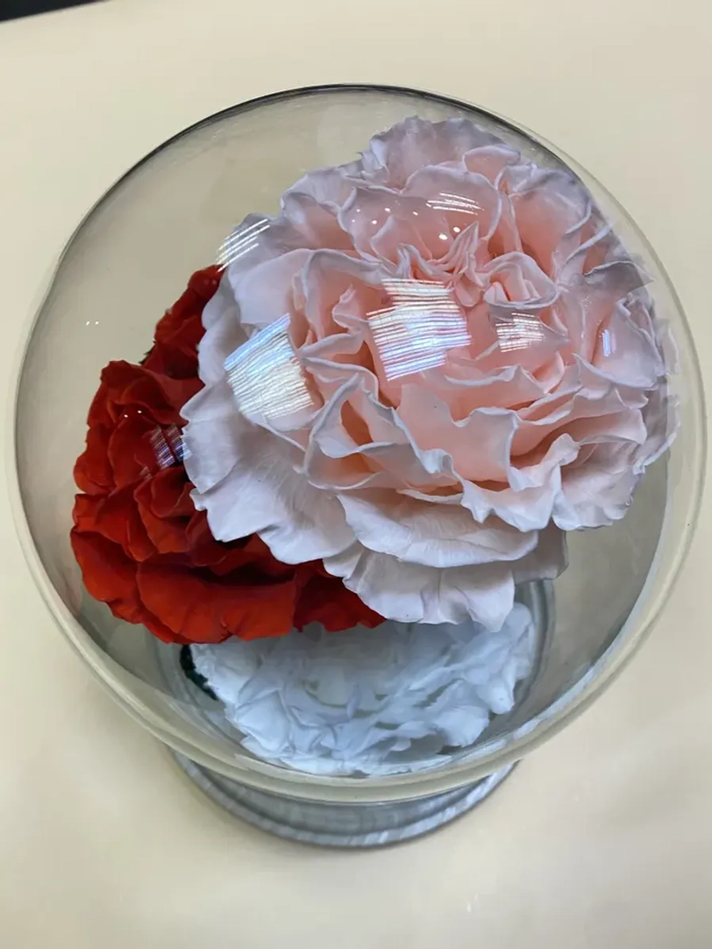 Клош с пионами розовый, красный, белый