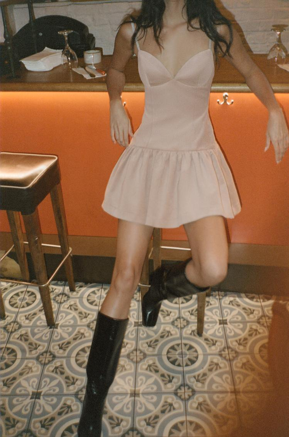 ZARA КОРОТКОЕ ПЛАТЬЕ НА БРЕТЕЛЯХ С ОБЪЕМНОЙ ЮБКОЙ, ЭКРЮ