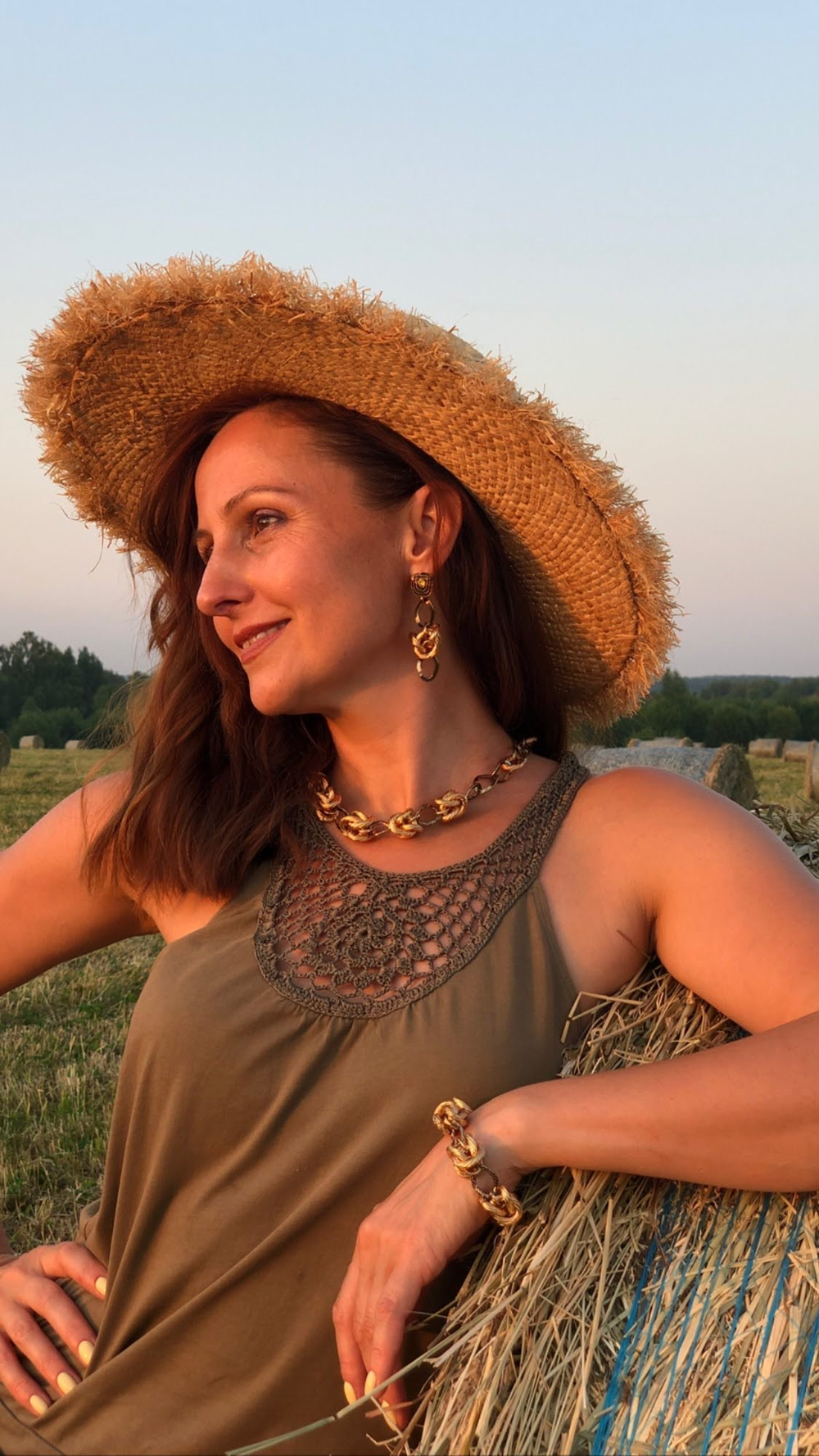 Браслет необычного плетения узелками, оттенки золото и золото антик. Регулировка длины.