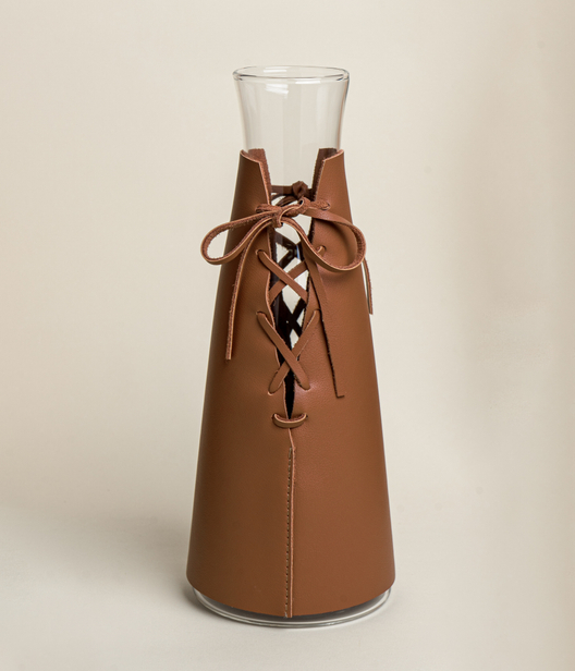 Графин стеклянный в кожаном чехле