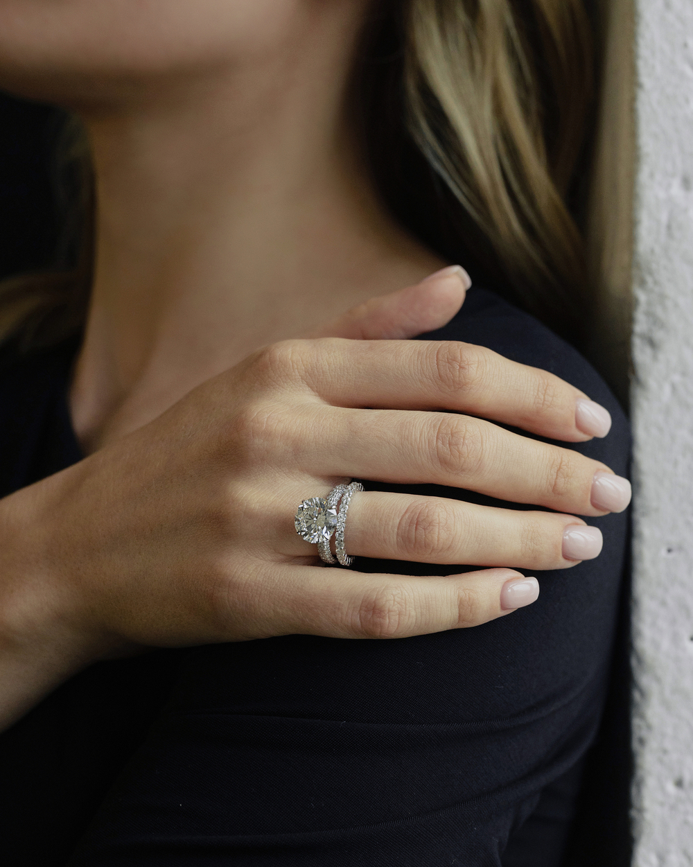 Кольцо с лабораторно-выращенным бриллиантом массой 5 ct и обсыпкой паве по шинке