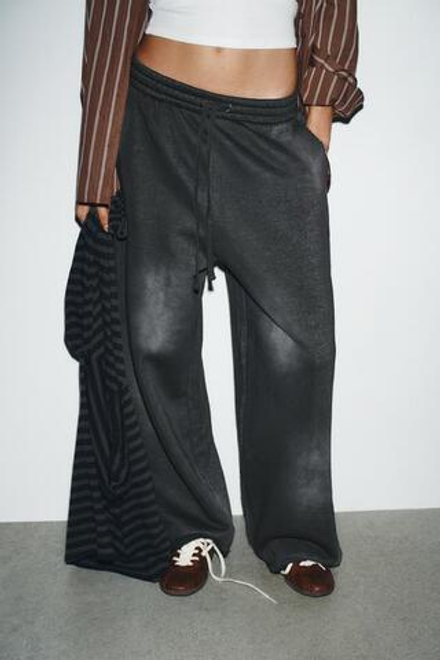 ZARA БРЮКИ ИЗ МЯГКОЙ ТКАНИ С ЭФФЕКТОМ ПОТЕРТОСТИ И ДЫРАМИ, ЧЕРНЫЙ