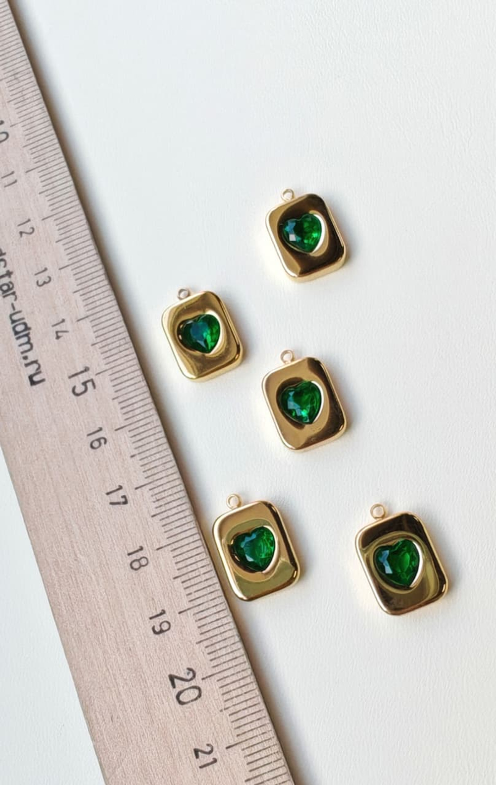 939-з Кулон с сердечком 16*10мм, нерж. сталь с позолотой, зеленый циркон