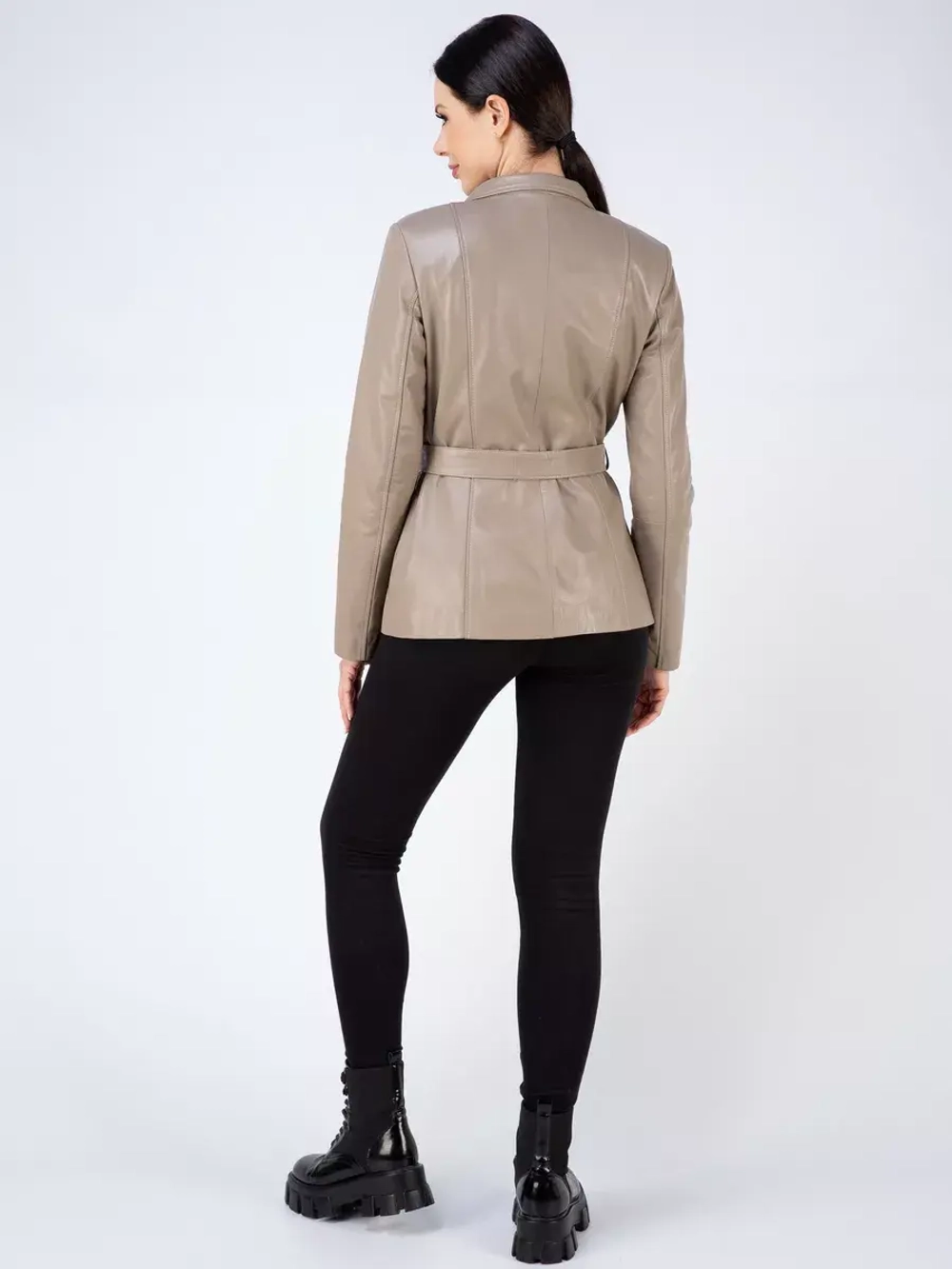 Кожаная куртка демисезонная на пуговицах с поясом