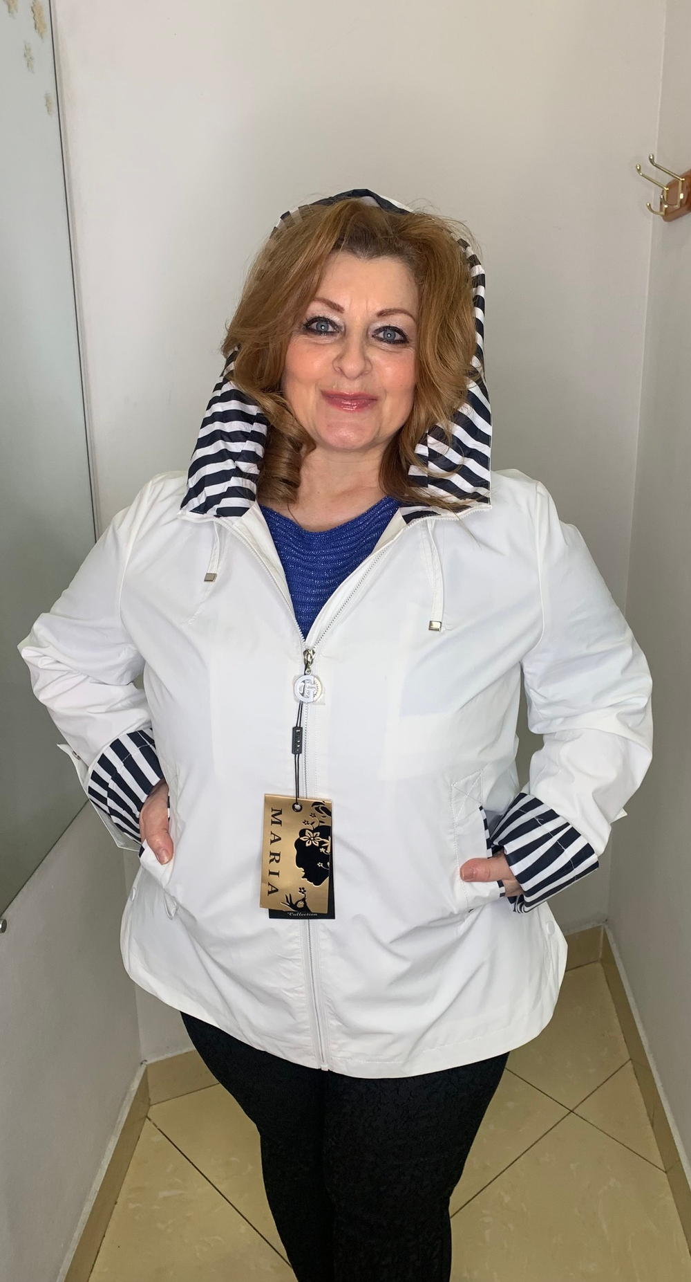 Белая куртка-ветровка с полосатым капюшоном