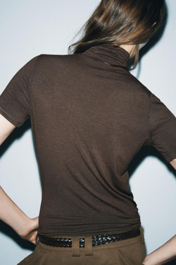 ZARA ФУТБОЛКА АСИММЕТРИЧНОГО КРОЯ С ВЫСОКИМ ВОРОТНИКОМ, КОРИЧНЕВЫЙ