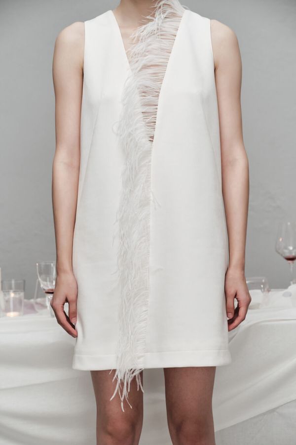 Платье асимметричное с перьями