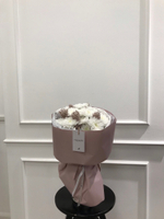 Моно букет из белоснежной хризантемы и скиммии