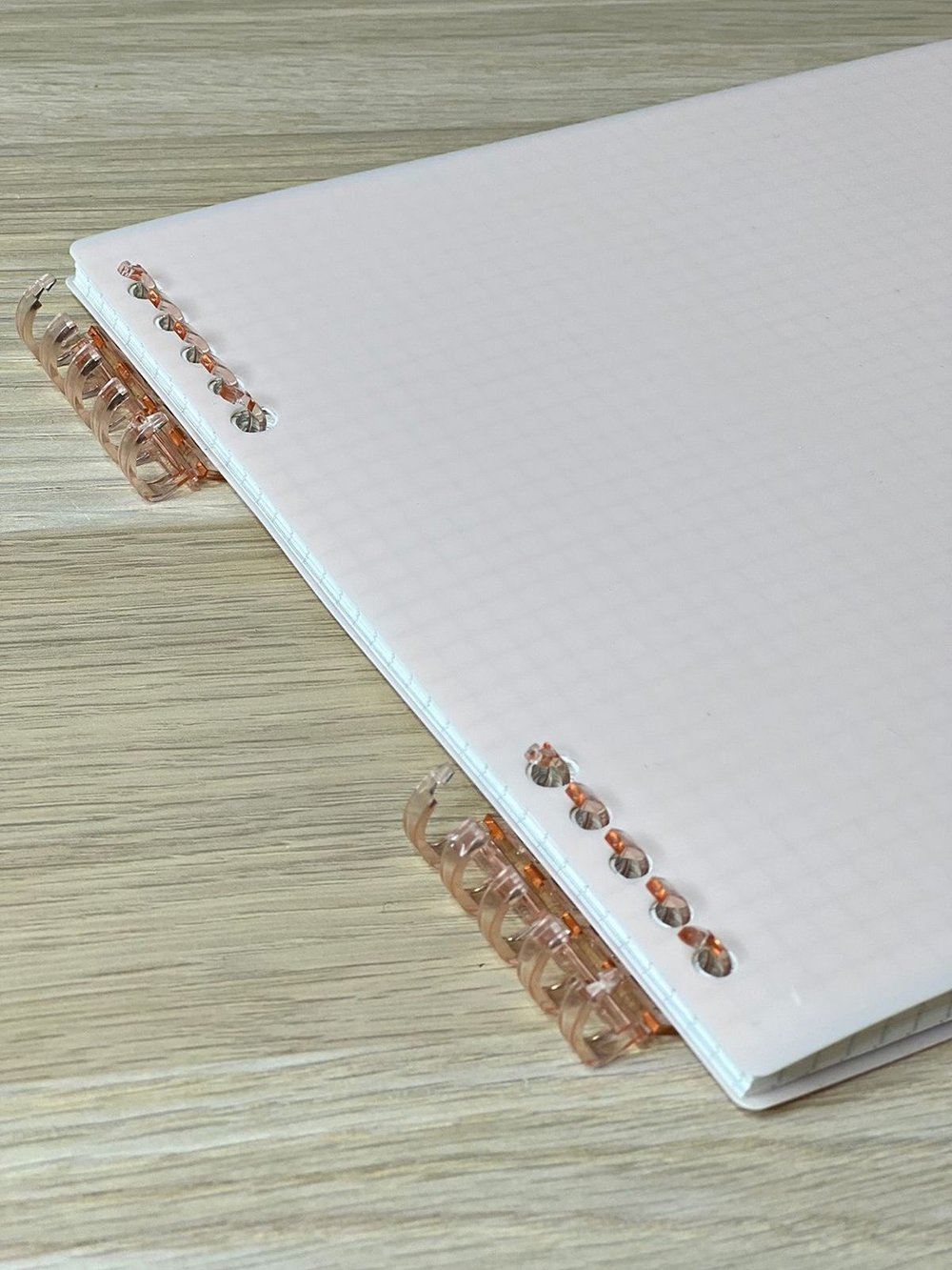 Блокнот квадратный в клетку 60л 195х210 мм розовый (8808-016)