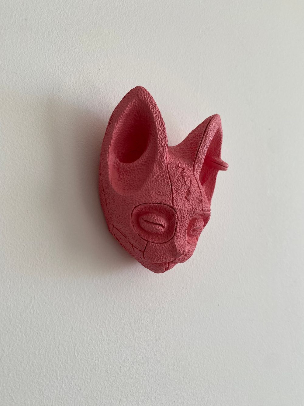 Барельеф Great Russian Wall Кошка с пирсингом розовый