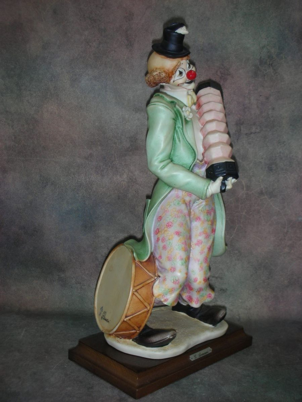 Статуэтка. Фарфор. Клоун с концертино и барабаном. Capodimonte. Италия