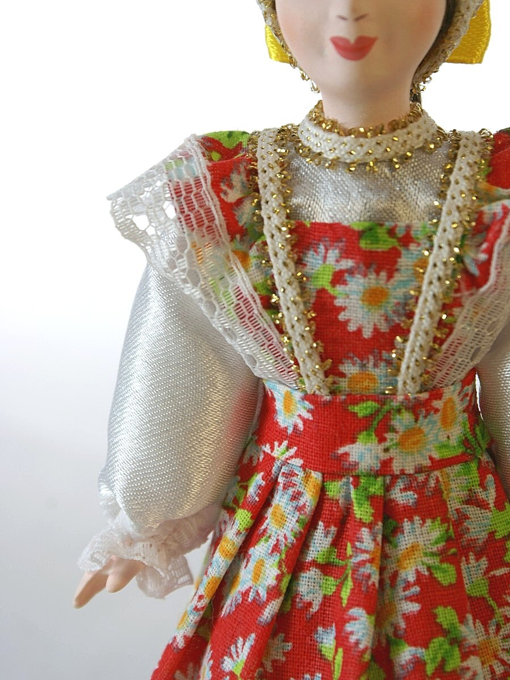 Кукла сувенирная фарфоровая. Россия. Девочка в цветном сарафане (стилизация).