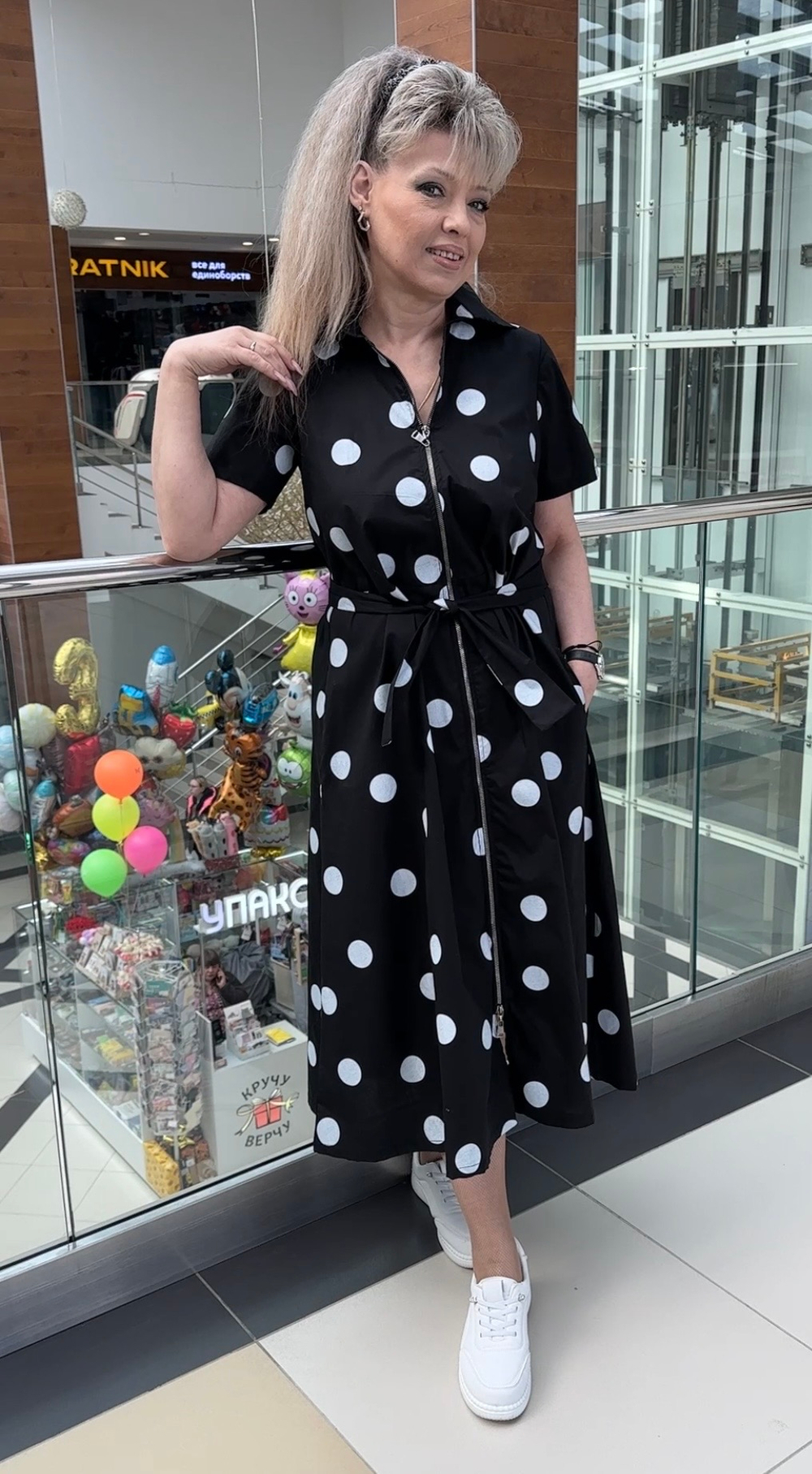 Черное с белым горохом платье на молнии с кармашками