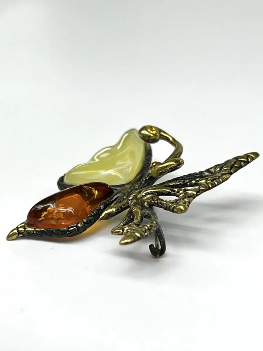 Бронзовая брошь на янтаре