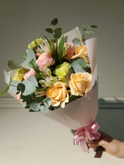 Летний солнечный букет с танацетумом и ароматными пионами Сара Бернард (С0034)