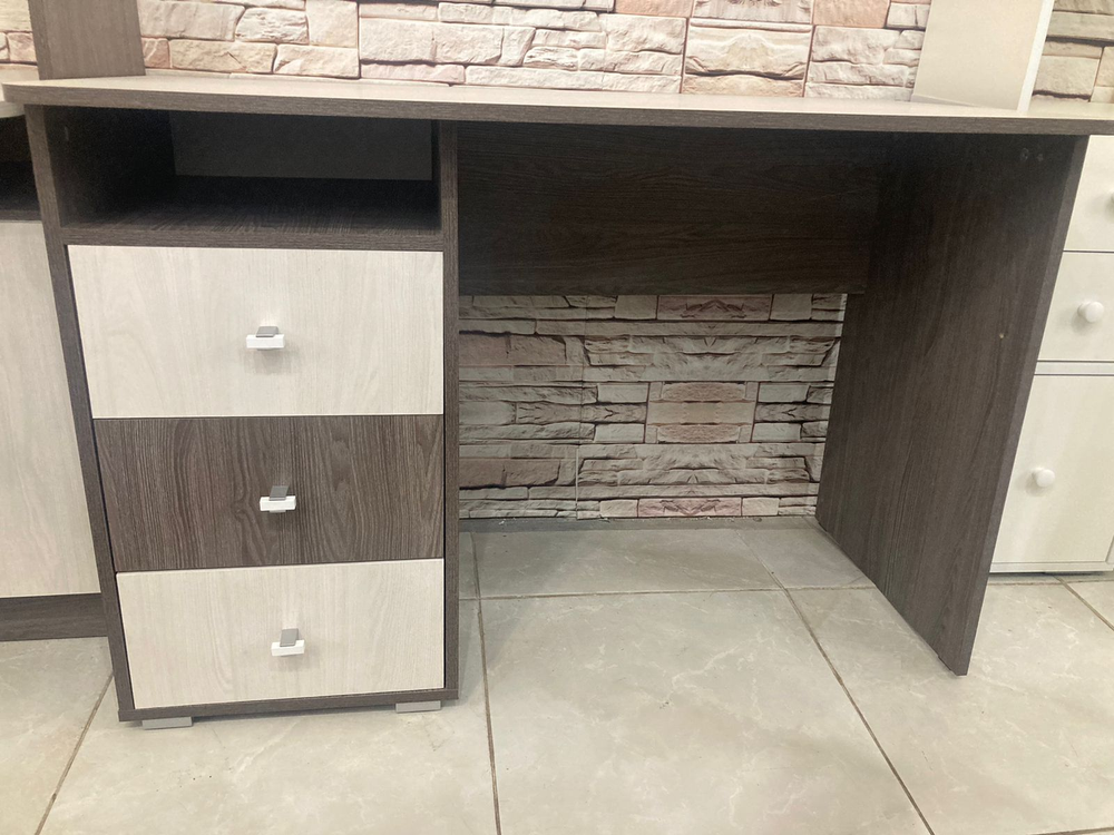 Стол письменный Омега-18 ясень анкор тем/ясень анкор свет