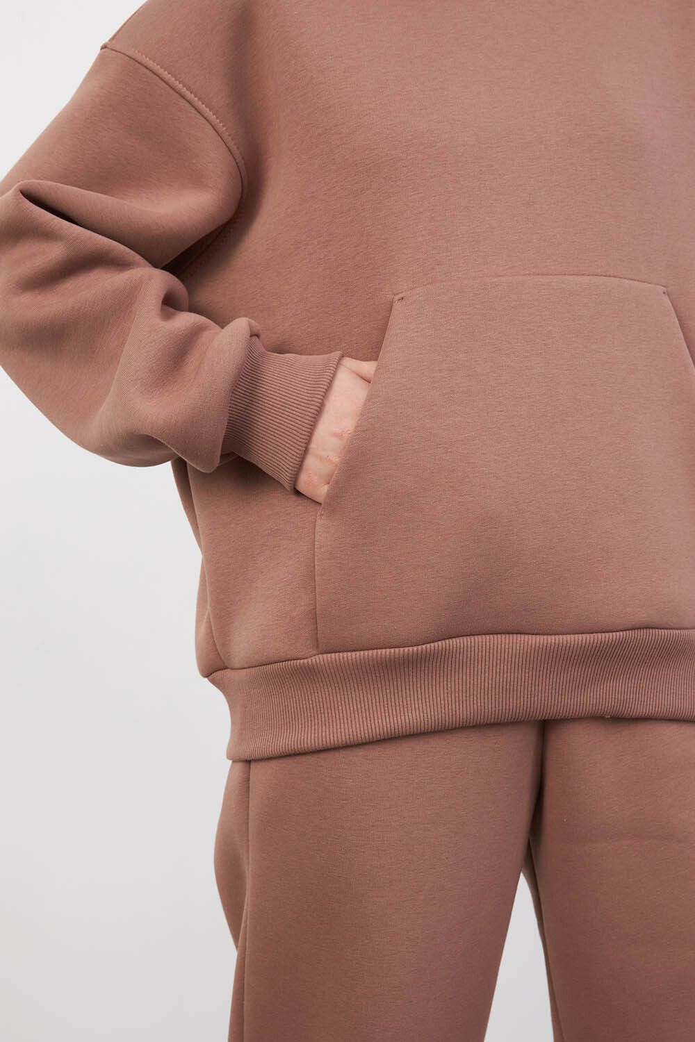 Утепленное худи свободного кроя цвета молочный шоколад