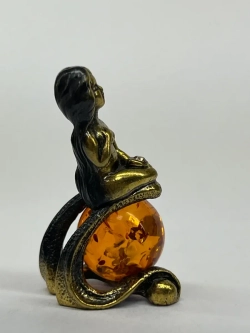 Бронзовая статуэтка на янтаре