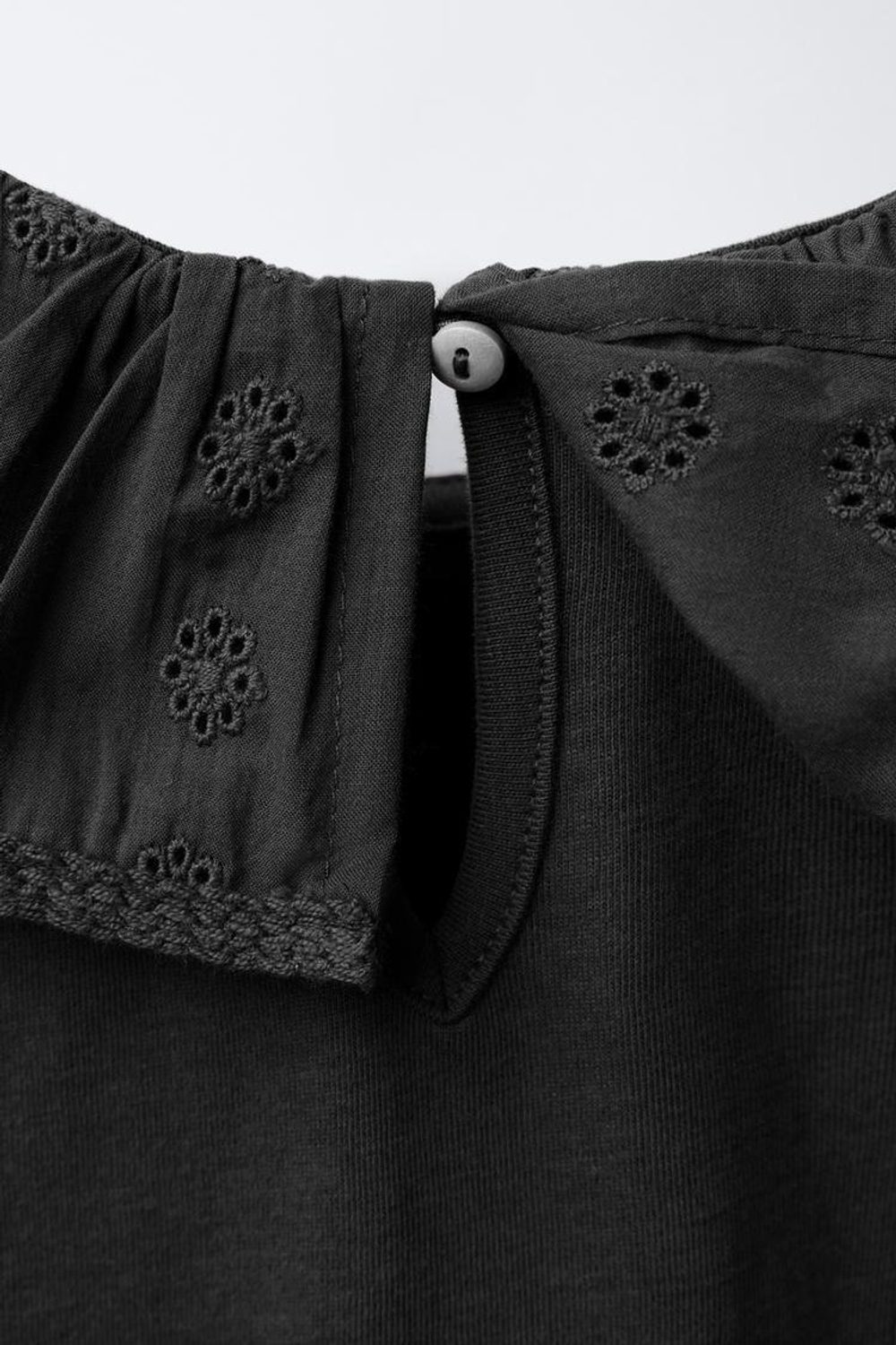 ZARA ФУТБОЛКА С ОТЛОЖНЫМ ВОРОТНИКОМ И ВЫШИВКОЙ, ЧЕРНЫЙ